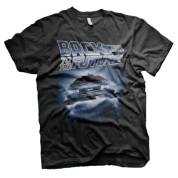 Sort T-shirt med motiv af DeLorean-bilen fra Back to the Future, omgivet af lys og røg, med filmens titel øverst.