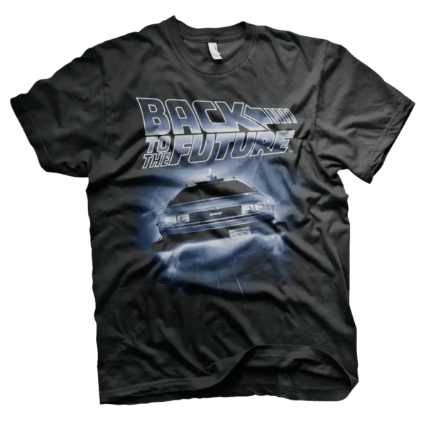 Sort T-shirt med motiv af DeLorean-bilen fra Back to the Future, omgivet af lys og røg, med filmens titel øverst.
