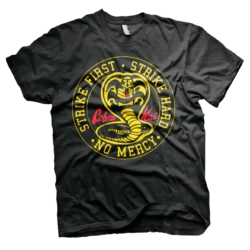 Sort Cobra Kai T-shirt med Cobra Kai logoet trykt på brystet