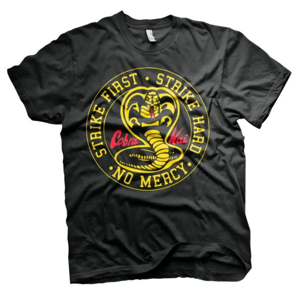 Sort Cobra Kai T-shirt med Cobra Kai logoet trykt på brystet