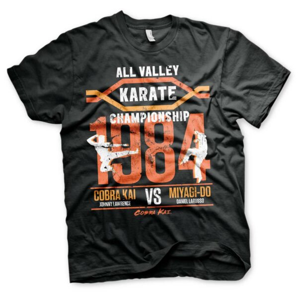 Sort T-shirt med all valley karate championship trykt på brystet