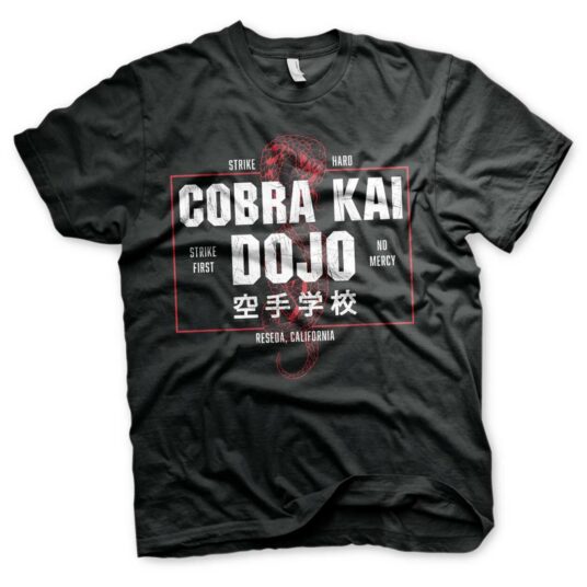 Sort T-shirt med hvis Cobra Kai Dojo skrift trykt på brystet