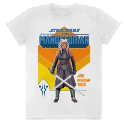 "Kraften er stærk med denne." Denne hvide T-shirt hylder den ikoniske Ahsoka Tano, som hun optræder i The Mandalorian. Med sine karakteristiske to hvide lyssværd og sin stoiske udstråling står hun klar til kamp foran en stiliseret orange og blå baggrund. Teksten "Jedi Ahsoka Tano" fremhæver hendes arv, selvom hun ikke længere officielt er en Jedi. Et must-have for enhver fan af Ahsoka, The Mandalorian, og Star Wars’ stærkeste krigere!
