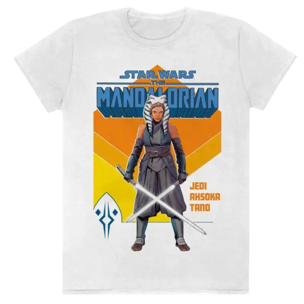 "Kraften er stærk med denne." Denne hvide T-shirt hylder den ikoniske Ahsoka Tano, som hun optræder i The Mandalorian. Med sine karakteristiske to hvide lyssværd og sin stoiske udstråling står hun klar til kamp foran en stiliseret orange og blå baggrund. Teksten "Jedi Ahsoka Tano" fremhæver hendes arv, selvom hun ikke længere officielt er en Jedi. Et must-have for enhver fan af Ahsoka, The Mandalorian, og Star Wars’ stærkeste krigere!