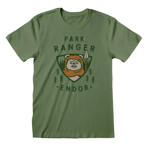 Grøn T-shirt med en badge-lignende grafik af en Ewok, teksten "Park Ranger Endor" og små træillustrationer.