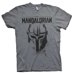Grå T-shirt med en sort illustration af Mandalorians hjelm og teksten "The Mandalorian" ovenover.