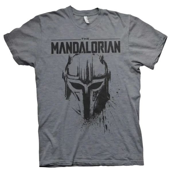 Grå T-shirt med en sort illustration af Mandalorians hjelm og teksten "The Mandalorian" ovenover.
