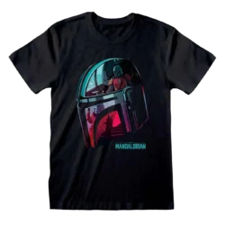 Sort T-shirt med en Mandalorian-hjelm, hvor scener fra The Mandalorian-serien reflekteres i visiret.