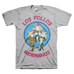 Grå T-shirt med Los Pollos Hermanos-logoet fra Breaking Bad. Designet viser to tegneseriekyllinger i farverige ponchoer, der står ryg mod ryg i en blå cirkel, med rød skrift over og under dem.