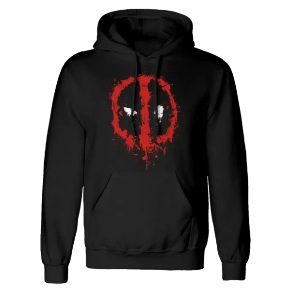 Sort hættetrøje med et rødt, splattet Deadpool-logo og hvide øjne på brystet. Trøjen har hætte med snøre og en stor forlomme.
