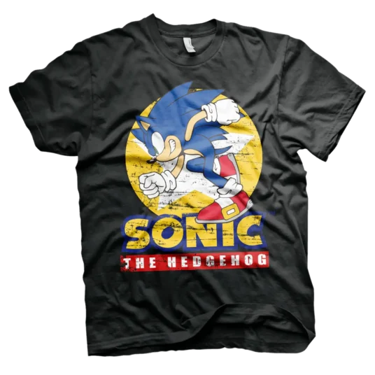 Sort T-shirt med en dynamisk illustration af Sonic, der løber med sit klassiske blå look, røde sko og hvide handsker. Baggrunden har en gul cirkel med en let slidt effekt, og teksten "Sonic The Hedgehog" står i gule og røde bogstaver.