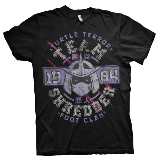 Sort T-shirt med et råt, slidt design af Shredder fra Teenage Mutant Ninja Turtles. Teksten "Team Shredder" og "Foot Clan" er omgivet af japanske tegn, årstallet 1984 og røde klør-ridser, der giver et kampklart udtryk.